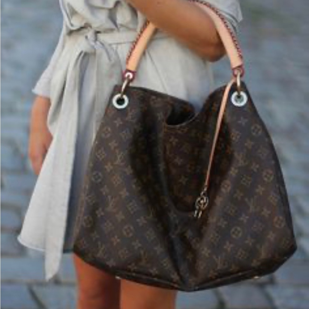 Louis Vuitton Artsy Beautiful Shoulder bag